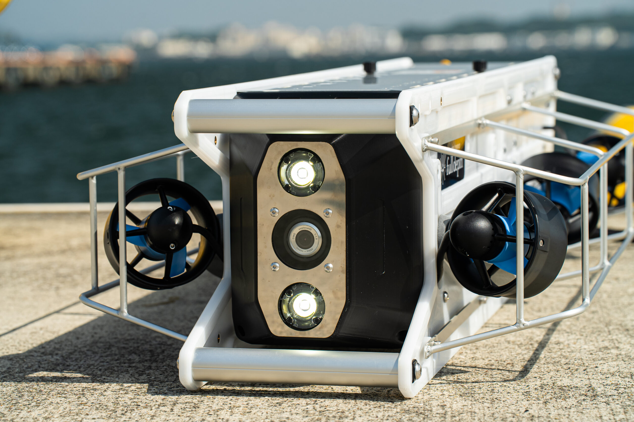 最大３ノット（1.5m/秒）の速度で航行により、潜水士が作業困難な流速下でもご利用頂けます。これまで難しかった点検部にもご利用いただけます。