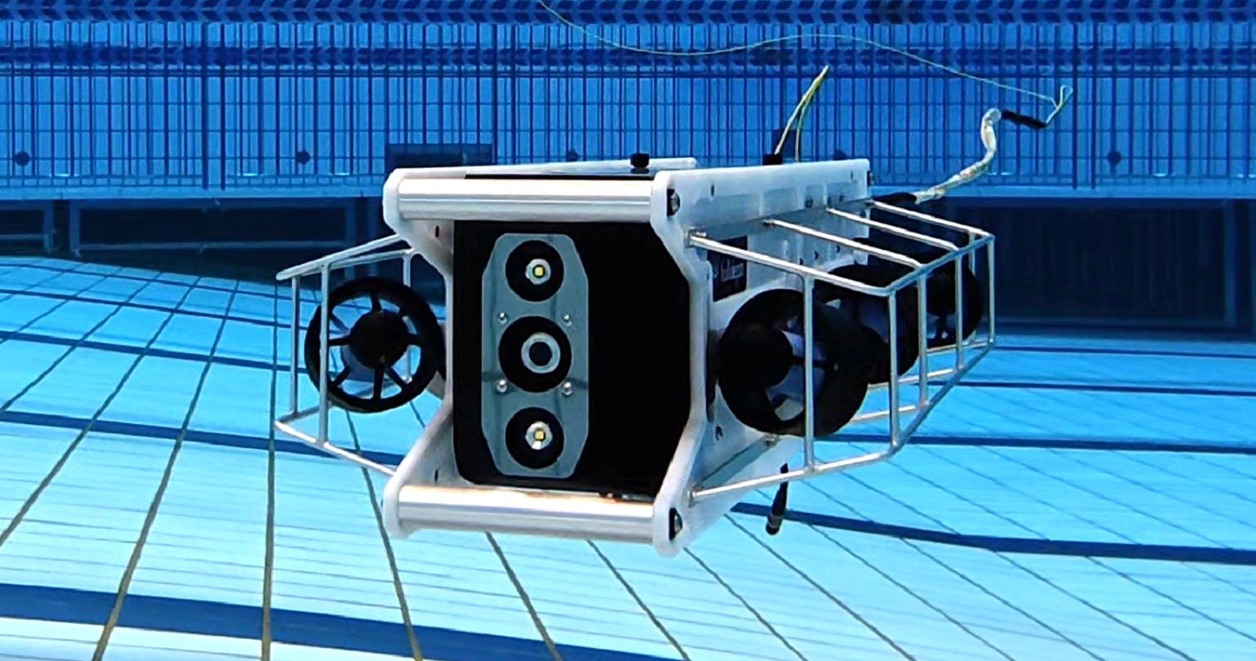 従来機と同じく、ヘディング保持、デプス保持、ピッチ保持の三種類の自動姿勢保持が同時に機能することで操作をサポートします。