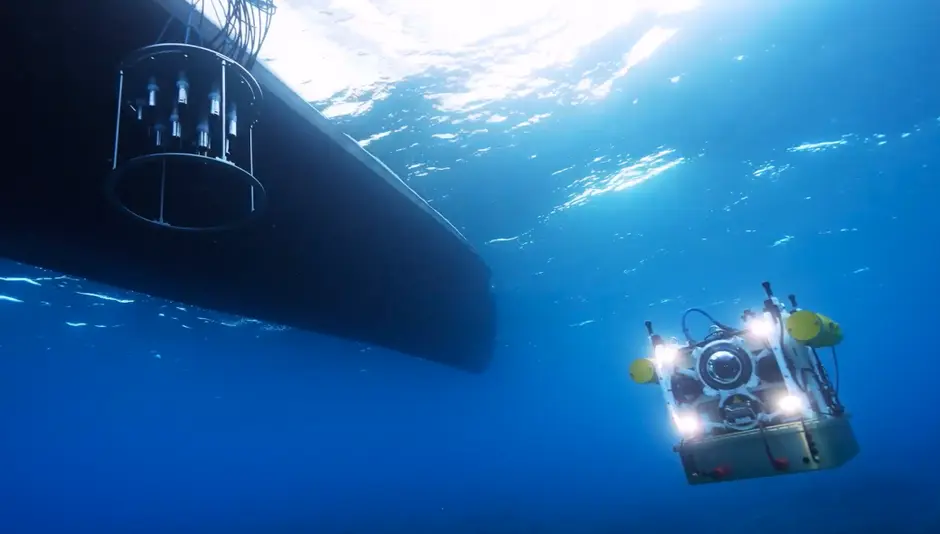 当社の水中ドローン「DiveUnit300」を使用し海中で完全遠隔無線操作を実現　〜世界初、海中で1Mbps/300mの無線通信実現にFullDepthが協力〜