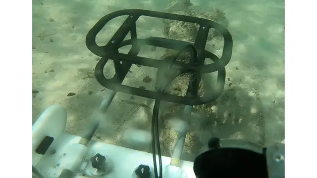 オプション機材特徴 埋没した海底ケーブルの探査に役立つ金属探知機